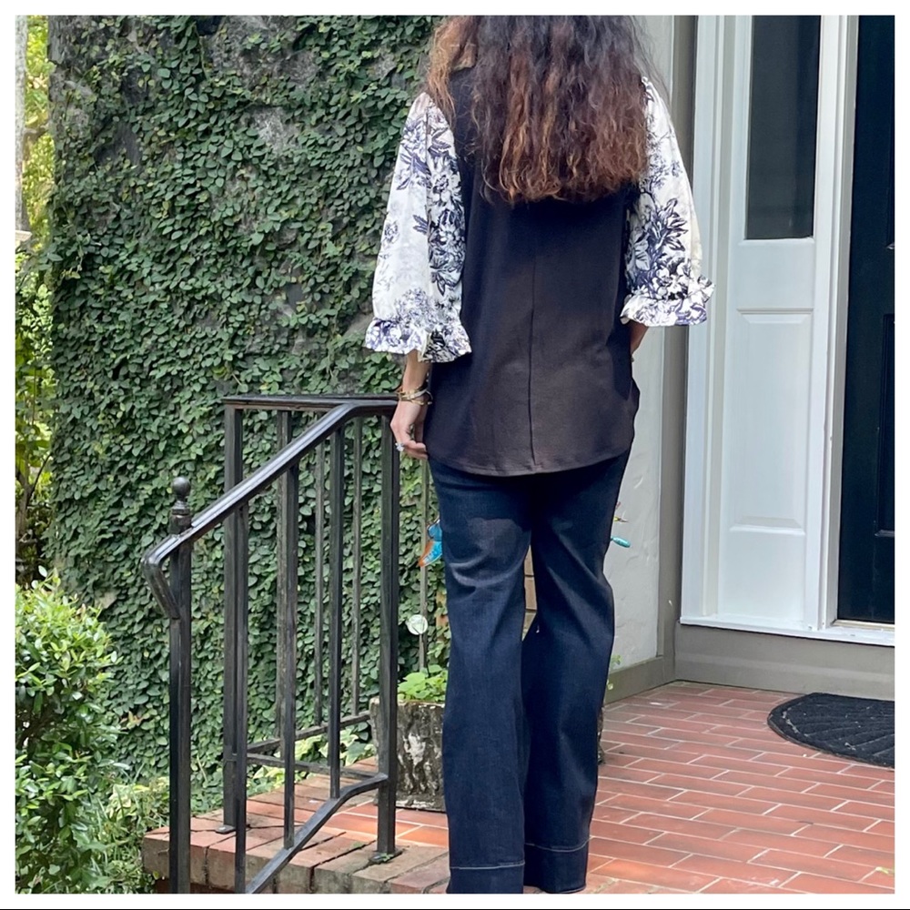 Fabulous color contrast tunic with floral sleeves - Picture 7 of 7